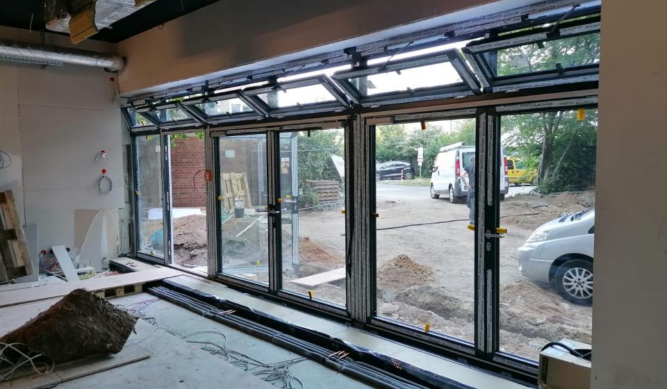 Glasfront mit Lüftungselementen