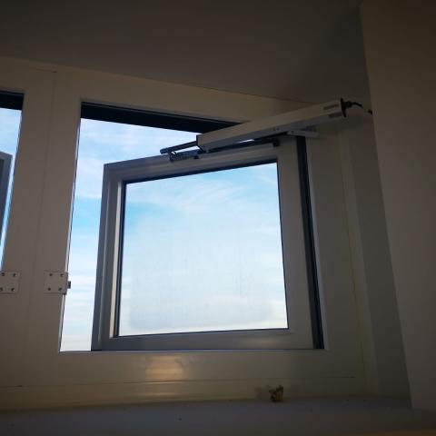 Drehfenster mit 1 Spindelantrieb und mechanischer Verriegelung